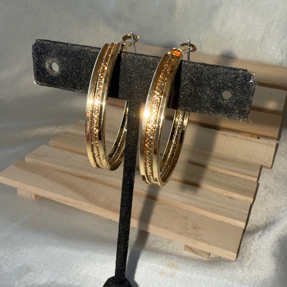 Multi-Band Textured Hoop Earrings Elegant Classic Timeless Gold Tone Hoops - Picture 13 of 14